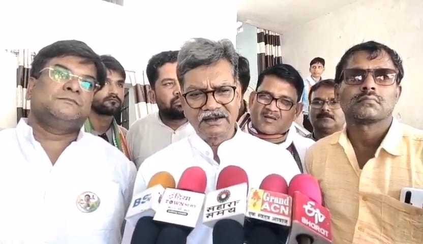 जो अभी संसद नहीं पहुची है और झूठ पर झूठ बोले जा रही हैं : डॉ महंत