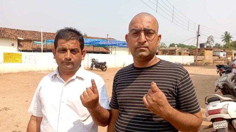 छत्तीसगढ़:- अपने भाई की मौत के गम को भुलाकर पोलिंग बूथ पहुंचकर किया वोट, पेश की मिसाल