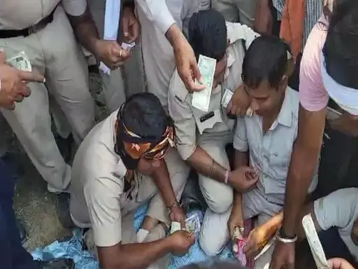 छत्तीसगढ़:- ताश पत्ती खेलते पुलिसकर्मियों का वीडियो वायरल, एसपी ने लिया संज्ञान में