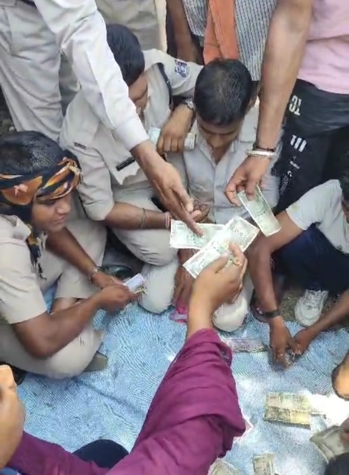 छत्तीसगढ़:- स्ट्रांग रूम के बाहर सजा जुए का फड़, चुनाव ड्यूटी में तैनात कर्मचारी लगा रहे थे हार-जीत का दांव, दो पुलिसकर्मी निलंबित:- देखें वायरल वीडियो