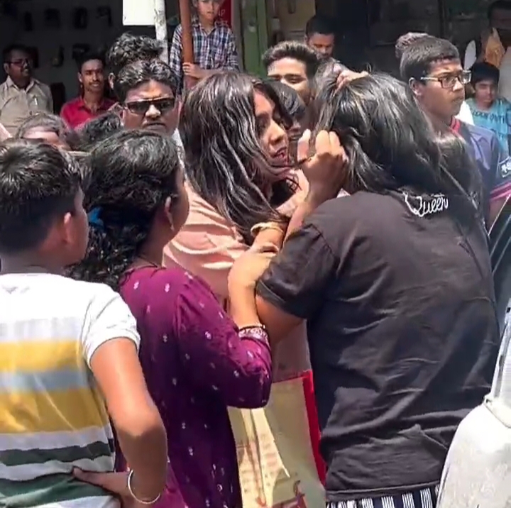 छत्तीसगढ़:- अप्पू गार्डन के सामने भिड़ी महिलाएं, कार का कांच तोड़ा, देखें वीडियो