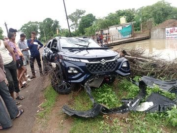 छत्तीसगढ़:- नाले में गिरी कार डॉक्टर की मौत, मूसलाधार बारिश के बीच हुआ हादसा