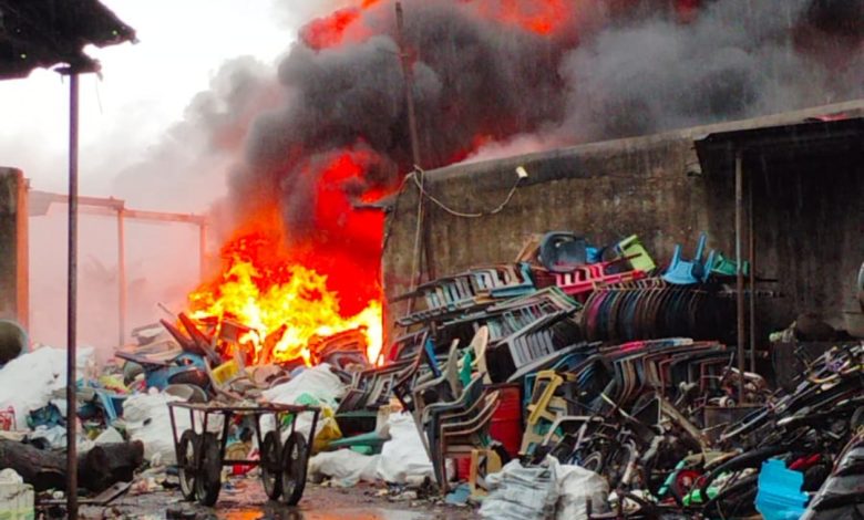 छत्तीसगढ़:- कबाड़ दुकान में लगी भीषण आग,संचालक को हुआ लाखो का नुकसान, देखिए वीडिया…
