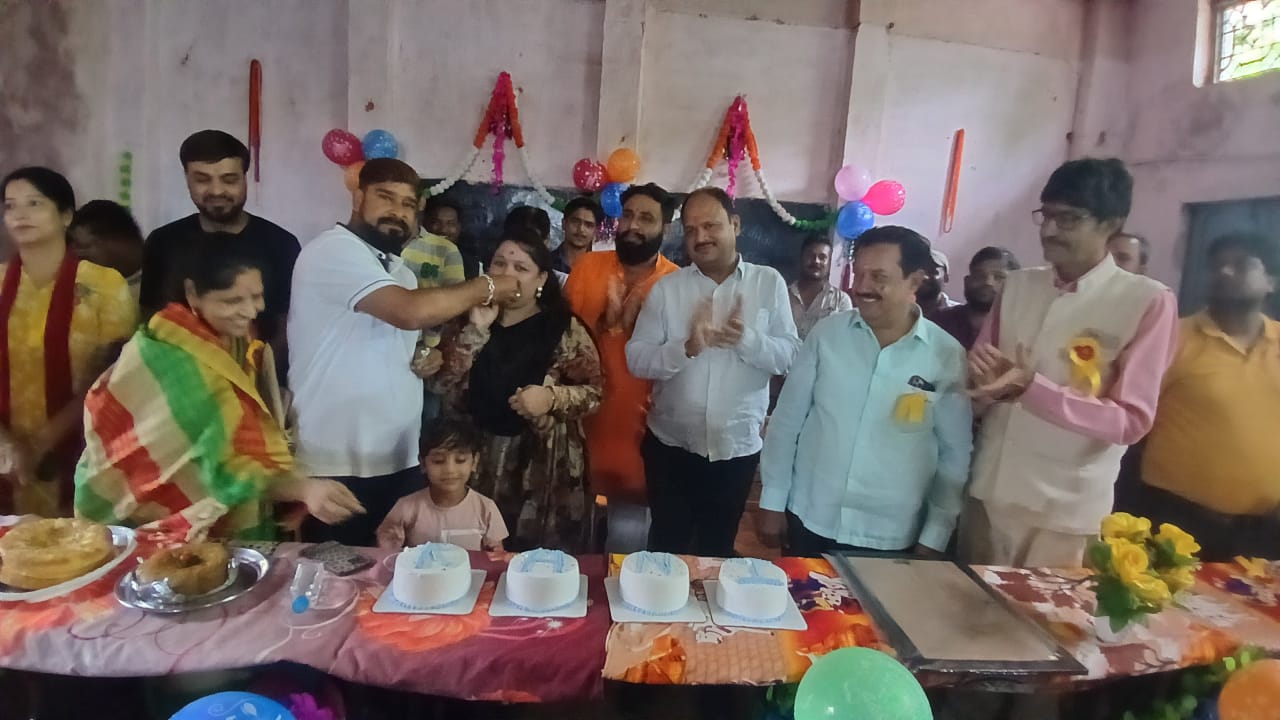 छत्तीसगढ़:- छाया पार्षद रानी सौरभ जैन ने अपने जन्मदिन पर बच्चों को कराया न्यौता भोज