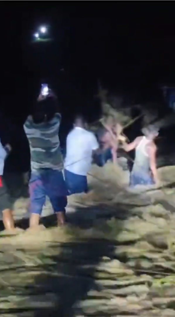 छत्तीसगढ़:- नदी पार कर रहे थे युवक, अचानक बहाव बढ़ने से बीच में फँसे, डायल 112 की टीम ने बचाई जान, देखें वीडियो