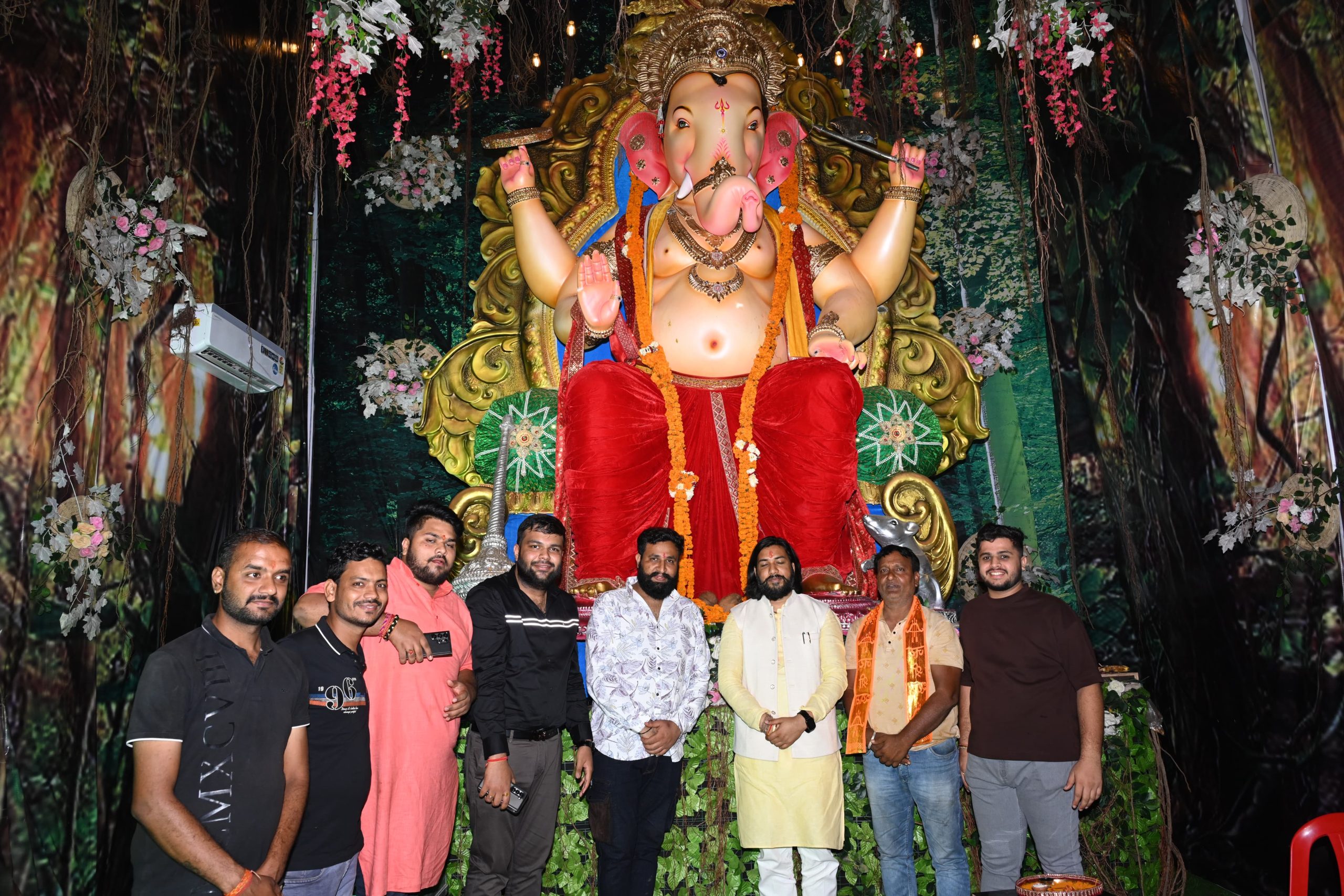 छत्तीसगढ़:- लाल बाग चा राजा का दर्शन करने पहूंचे, आरंग विधायक गुरु खुशवंत साहेब…