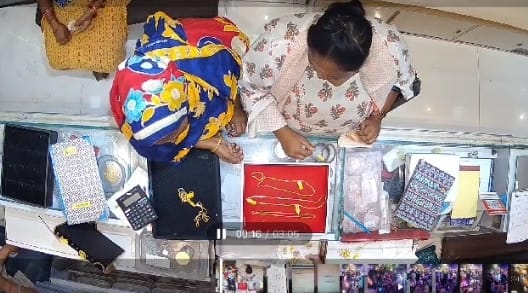 छत्तीसगढ़:- ज्वेलरी की दुकान में उठाईगिरी, 2 महिलाओं की करतूत सीसीटीवी में कैद, देखिए वीडियो…