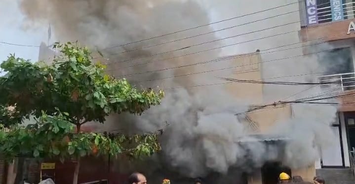 छत्तीसगढ़:- पटाखा दुकान में लगी भीषण आग, मची अफरा-तफरी:- देखें वीडियो