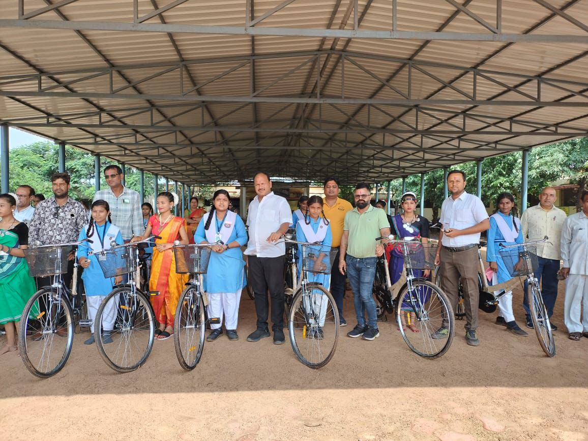 शिक्षा प्राप्त करने में मदद कर रही सरस्वती साइकिल योजना:- अनिल अग्रवाल