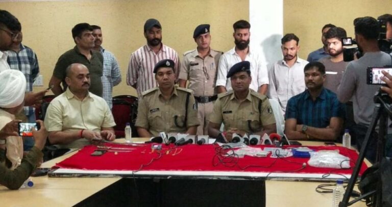 छत्तीसगढ़:- ड्रग्स रैकेट का भंडाफोड़, पुलिस ने ग्राहक बनाकर प्रोफेसर के राइट हैंड समेत 3 को दबोचा