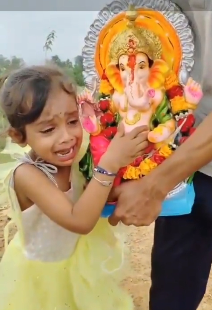 छत्तीसगढ़:- बप्पा मत जाओ… नन्ही बच्ची प्रतिमा से लिपटकर फूट-फूट कर रोने लगी, देखिए… VIDEO