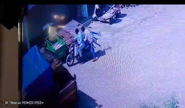 छत्तीसगढ़:- दिनदहाड़े उठाईगिरी , स्कूटी में रखे पैसों से भरा बैग लेकर आरोपी फरार, देखें वारदात का Video