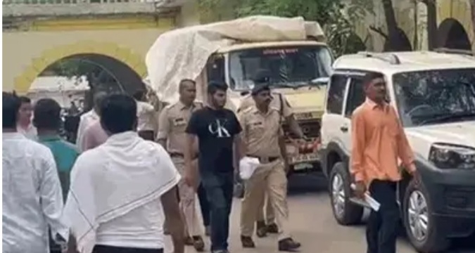 छत्तीसगढ़:- शोएब ढेबर भेजा गया जेल, देर रात बार के बाहर व्यापारी से मारपीट के बाद पुलिस का एक्शन, देखें वीडियो