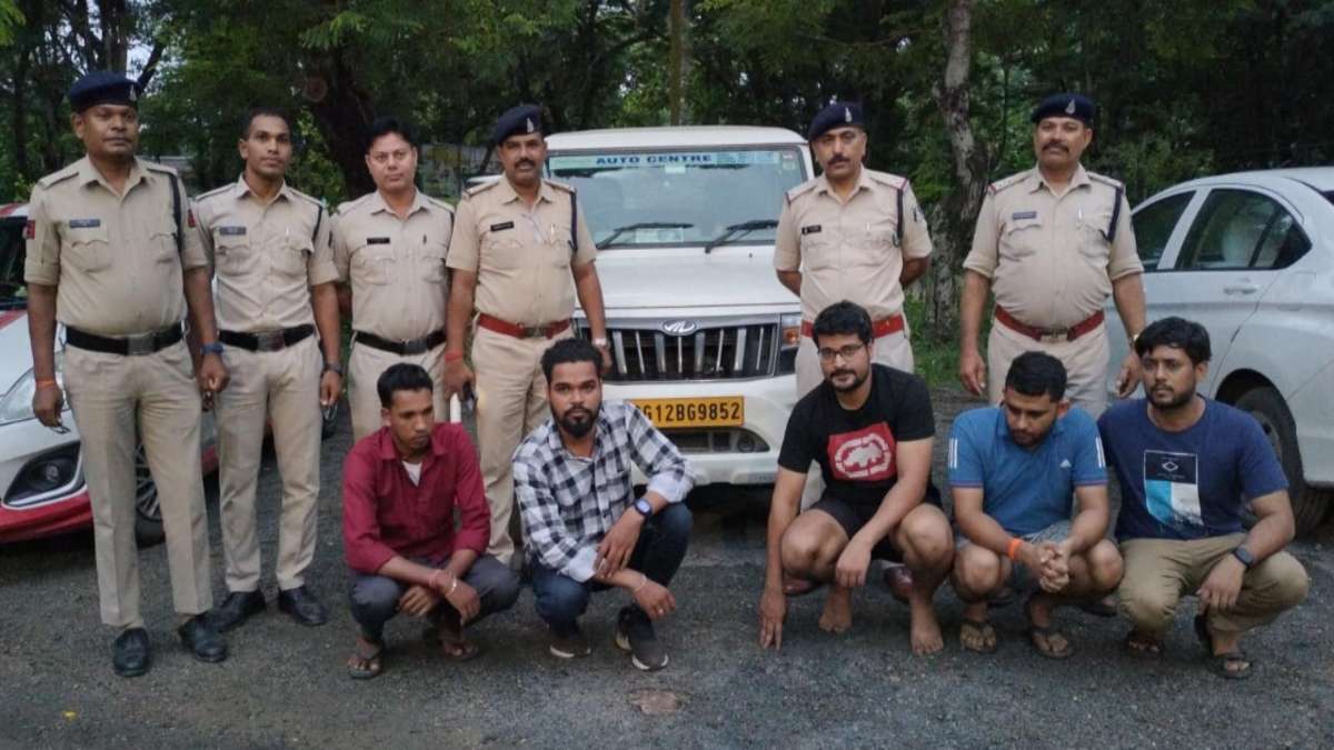 छत्तीसगढ़:- SECL के अधिकारी- कर्मचारी पुलिस वाले बनकर वाहन चालकों से कर रहे थे अवैध वसूली, 5 गिरफ्तार