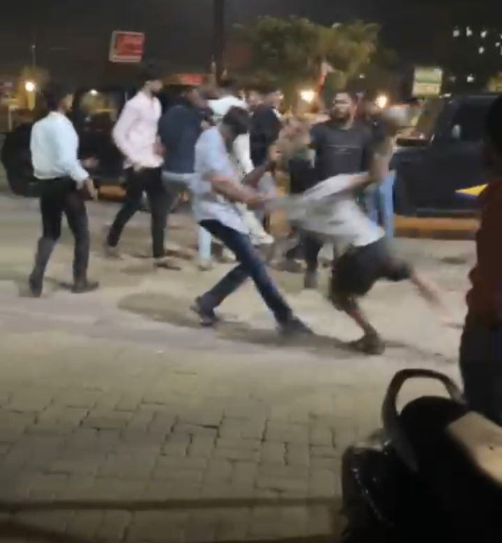 छत्तीसगढ़:- ढाबे मे युवतियों को दौड़ा-दौड़ाकर पीटा,आदतन आपराधियों के हौंसले बुलंद,पुलिस ने किया मामला दर्ज:- देखें वीडियो