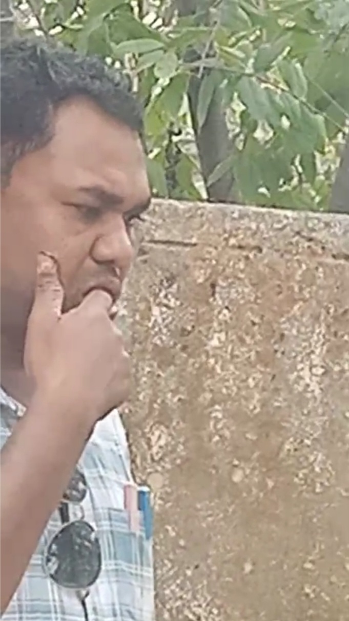 छत्तीसगढ़:- हेडमास्टर का गुड़ाखू घिसते वीडियो बनाने वाला शिक्षक हुआ निलंबित, जनदर्शन में की न्याय की मांग