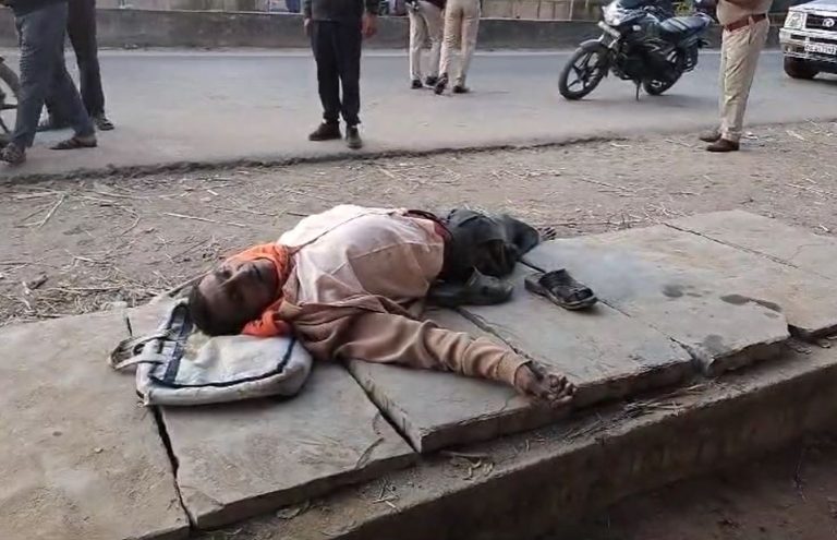 छत्तीसगढ़:- आत्मानंद स्कूल के सामने मिली अधेड़ की लाश, इलाके में मचा हड़कंप