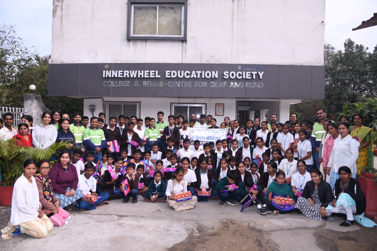 बालको कर्मचारियों ने दिव्य ज्योति स्कूल में मनाया अंतर्राष्ट्रीय दिव्यांग दिवस