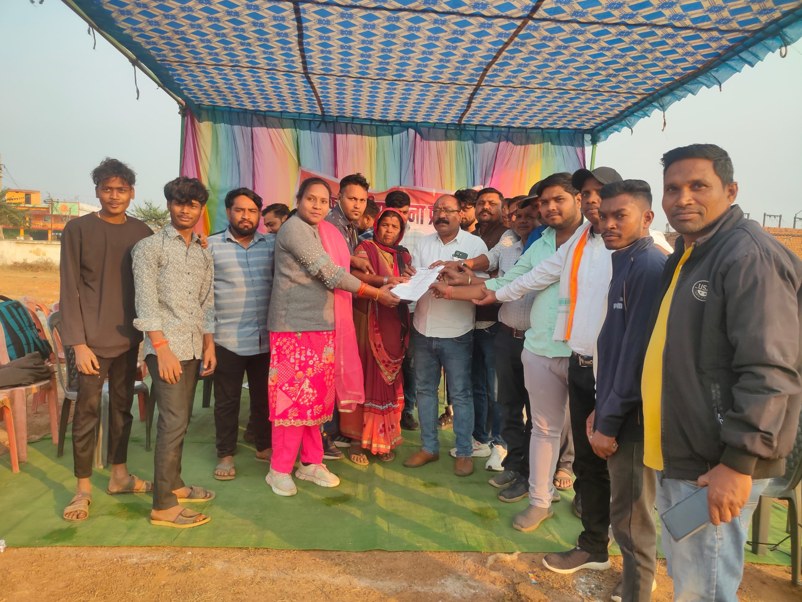 ब्लाक कांग्रेस कमेटी हरदीबाजार के द्वारा धान खरीदी केंद्र में किया गया धरना-प्रदर्शन, राज्यपाल के नाम सौंपा 11 सूत्रीय मांग पत्र