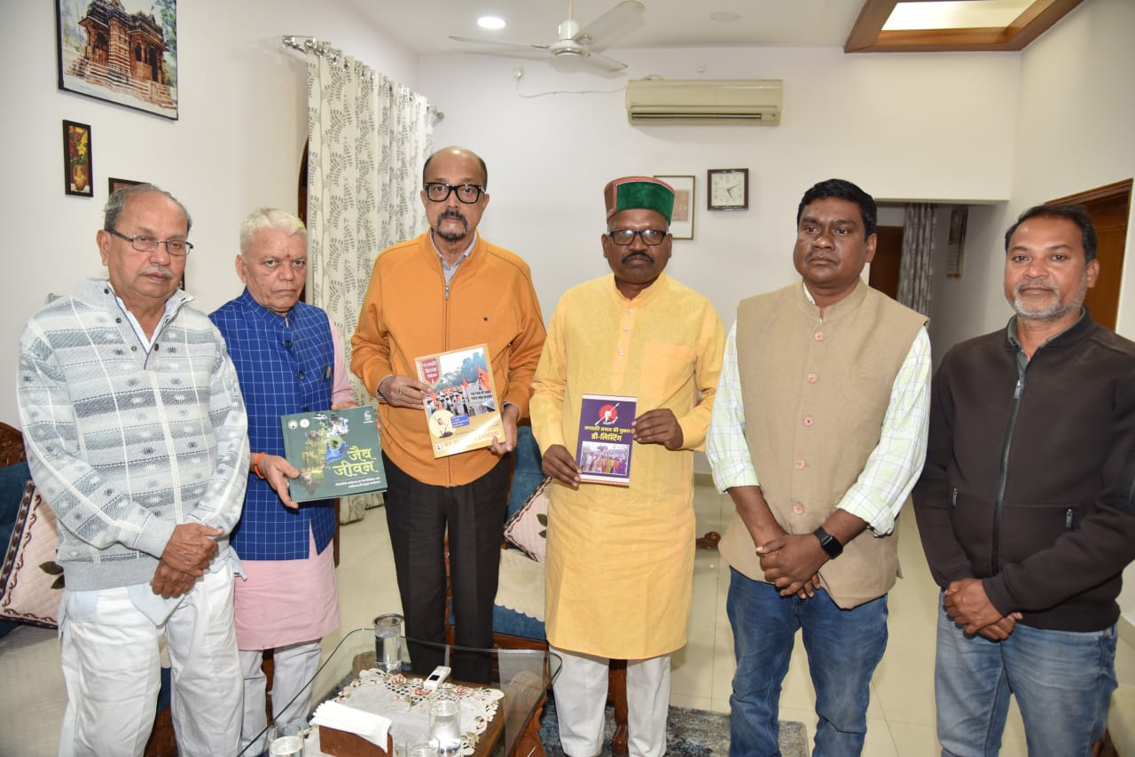 महामहिम राज्यपाल रमेन डेका जी से वनवासी कल्याण आश्रम रायपुर के प्रतिनिधि मंडल ने भेंट कर जनजातीय विषयों से संबंधित पुस्तकें भेंट की एवं आश्रम की गतिविधियों से अवगत कराया