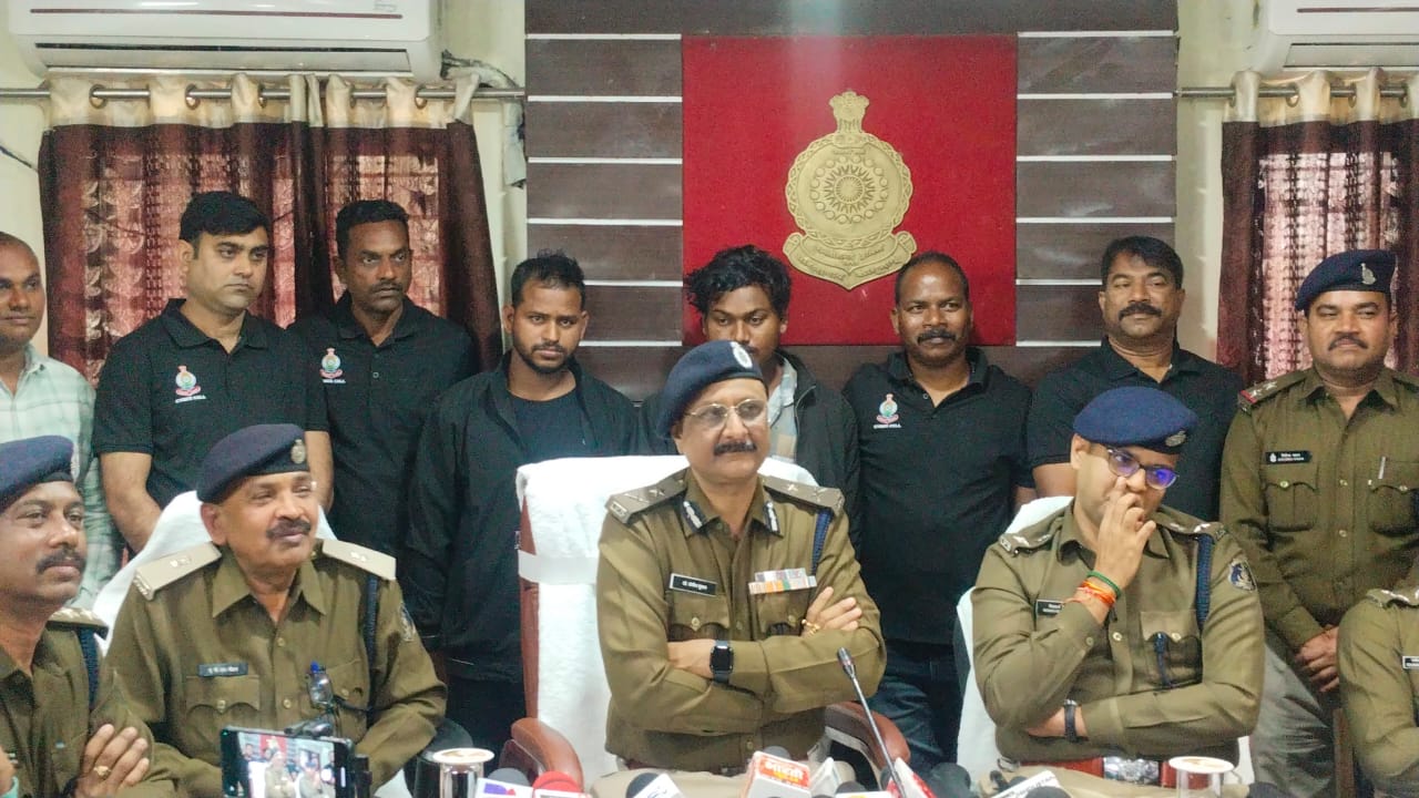 छत्तीसगढ़:- सराफा व्यापारी के चुनौती पूर्ण अंधे कत्ल की घटना का पटाक्षेप 300 से अधिक सीसीटीवी कैमरों के विश्लेषण से आरोपियों की पहचान हुई