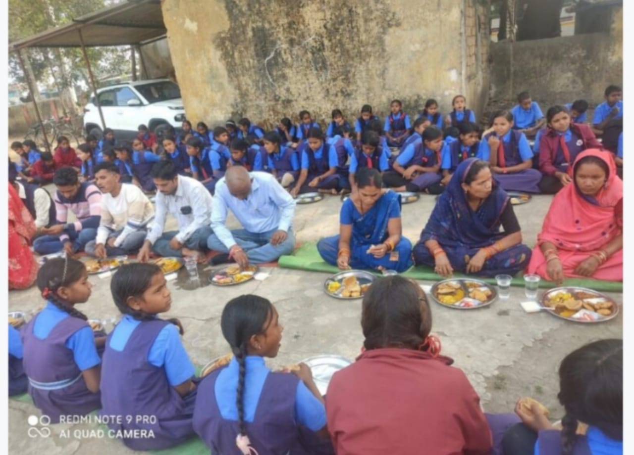 संकुल केंद्र नुनेरा के माध्यमिक शाला नुनेरा में न्योता भोज का आयोजन किया गया