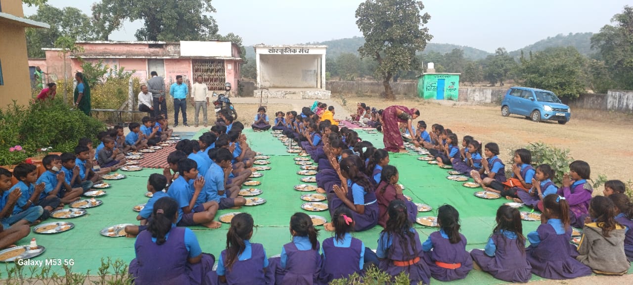 रंगोले में न्योता भोज का आयोजन