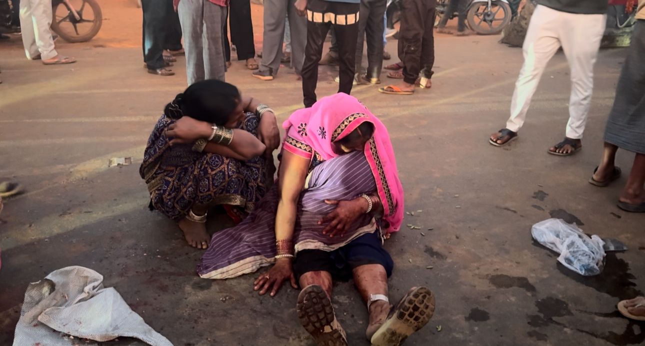 छत्तीसगढ़:- बिलाड़ी में शाम 6 बजे के आस पास तेज रफ़्तार ट्रक ने 6 साल के मासूम को कुचला बच्चे की घटना स्थल पर ही दर्दनाक मौत, ग्रामीणों ने किया चक्का जाम