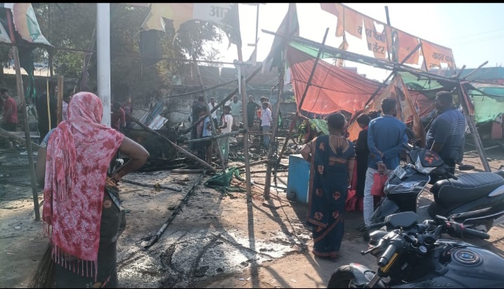 छत्तीसगढ़:- महामाया मंदिर परिसर में लगी भीषण आग तीन दुकानें जलकर खाक़