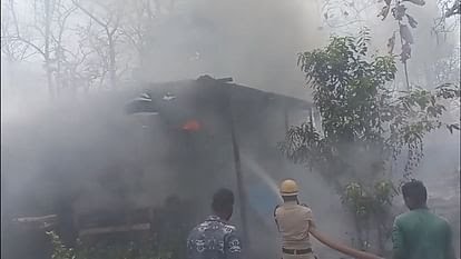 कोरबा:- KCN कंपनी यार्ड में लगी भीषण आग, वन विभाग की नर्सरी तक फैली, दो कार और कई बाइक आईं चपेट में