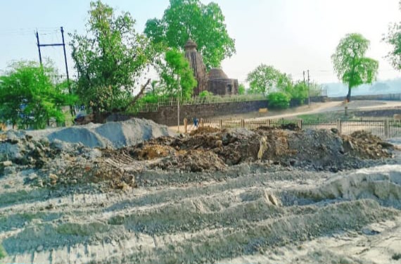 पुरातात्विक शिवमंदिर के निषिद्ध क्षेत्र के भीतर बिना अनुमति धड़ल्ले से चल रहा राखड़ डंप कार्य, उड़ते राखड़ से प्राचीन मंदिर को पहुँच रहा नुकसान, पुरातत्व सर्वेक्षण विभाग का ध्यान नही