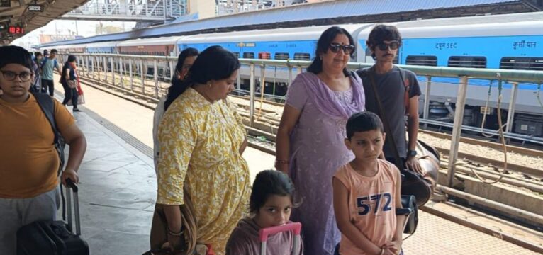 छत्तीसगढ़:- कश्मीर में फंसे प्रदेश के 55 यात्री वापस लौटे, परिजनों से मिलकर ली राहत की सांस