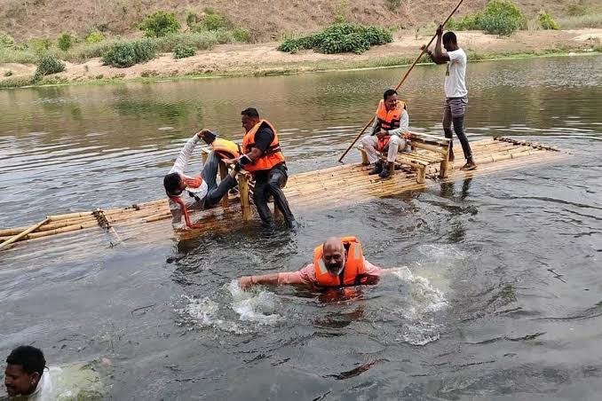 छत्तीसगढ़:- हसदेव नदी में बांस की नाव पलटी, मंत्री के सुरक्षाकर्मी समेत भाजपा नेता पानी में गिरे…?