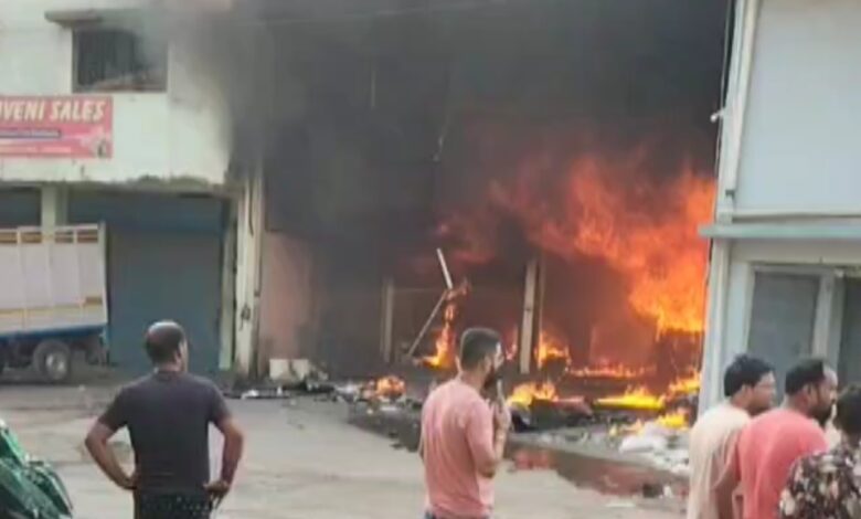 छत्तीसगढ़:- व्यापार विहार स्थित ड्रायफ्रूट्स एजेंसी में लगी भीषण आग, हुआ 12 से 13 करोड़ का नुकसान:- देखें VIDEO…