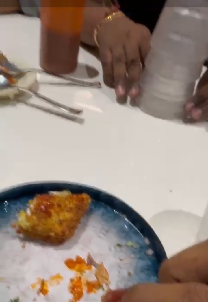 छत्तीसगढ़:- रेस्टोरेंट के वेज खाने में मिली हड्डी, मचा हड़कंप, देखें VIDEO