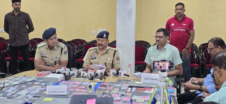 छत्तीसगढ़:- IPL सट्टेबाजी रैकेट का पर्दाफाश पुलिस ने छापेमारी कर महादेव सट्टा एप से जुड़े 14 अंतर्राज्यीय सटोरियों को किया गिरफ्तार, 500 बैंक खातों से करोड़ों की लेन-देन का खुलासा