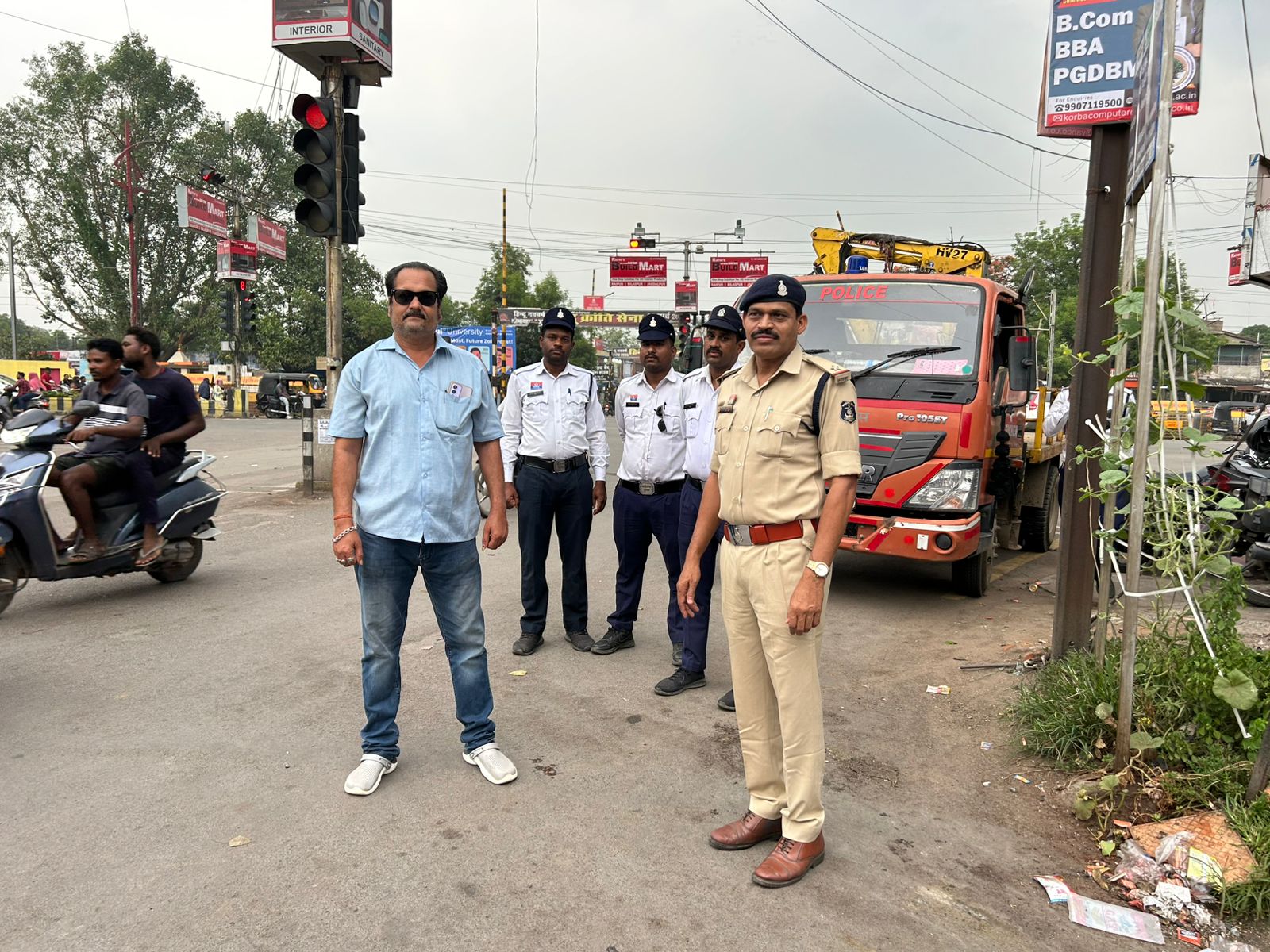 कोरबा: टीपी नगर में सड़क तक फैले अतिक्रमण पर चला प्रशासन का डंडा, होर्डिंग और सामान हटाए गए