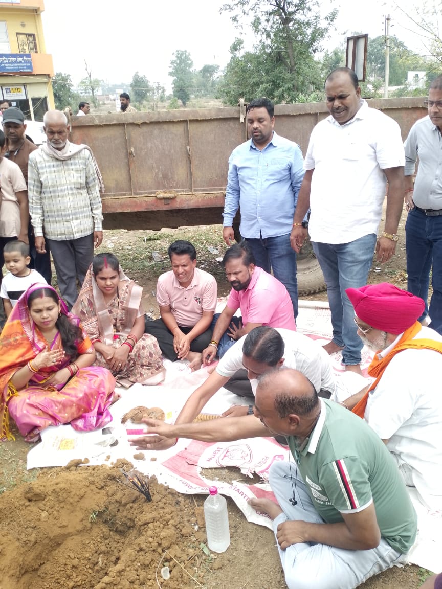 पाली के कई स्थानों पर होगा विद्युत पोल शिफ्टिंग, नपं अध्यक्ष और पार्षदों ने किया भूमिपूजन