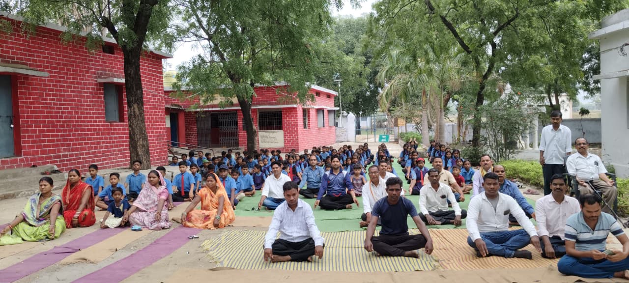 माध्यमिक शाला मुरली में उत्साह के साथ मनाया गया 11 वें अंतरराष्ट्रीय विश्व योग दिवस