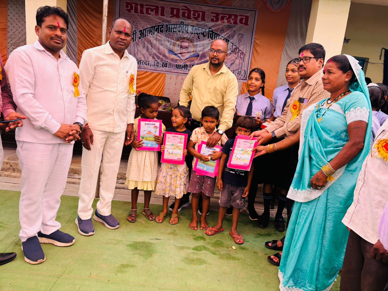 स्वामी आत्मानंद शासकीय उत्कृष्ट विद्यालय उतरदा स्कूल में शाला प्रवेश उत्सव मनाया गया…बच्चों को तिलक लगाकर मिठाई खिलाकर किया स्वागत…बांटे गए पुस्तक