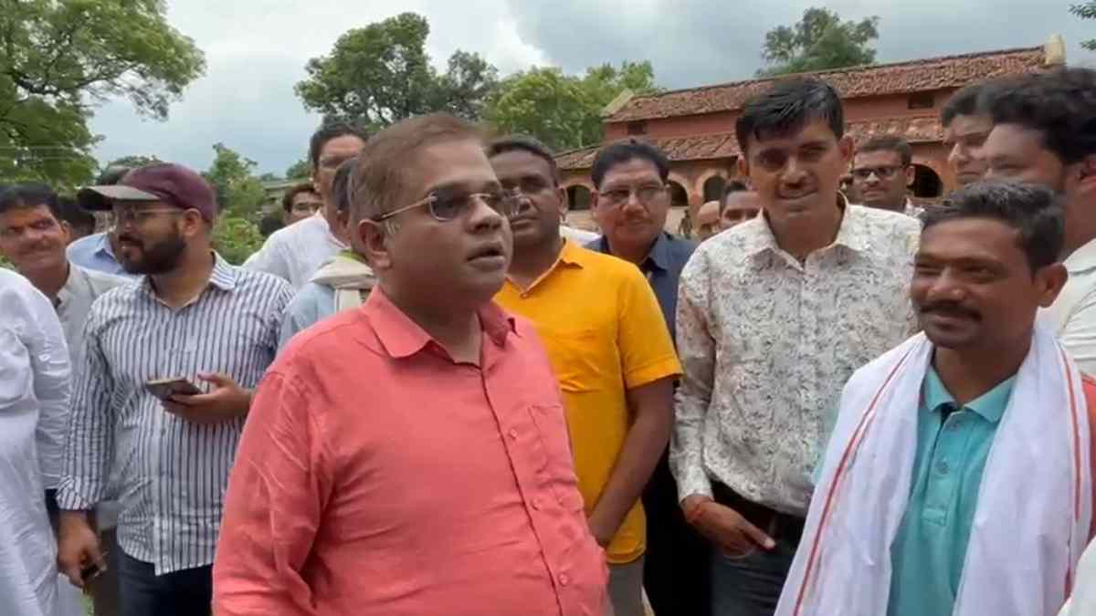 जोगी प्रतिमा विवाद : धरने पर बैठे अमित जोगी समेत सैकड़ों समर्थक गिरफ्तार, RSS पर लगाए गंभीर आरोप