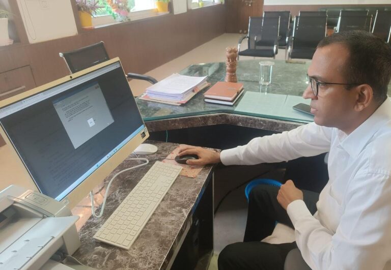 ई-ऑफिस के माध्यम से फ़ाइल को आगे बढ़ाएं विभाग: कलेक्टर
