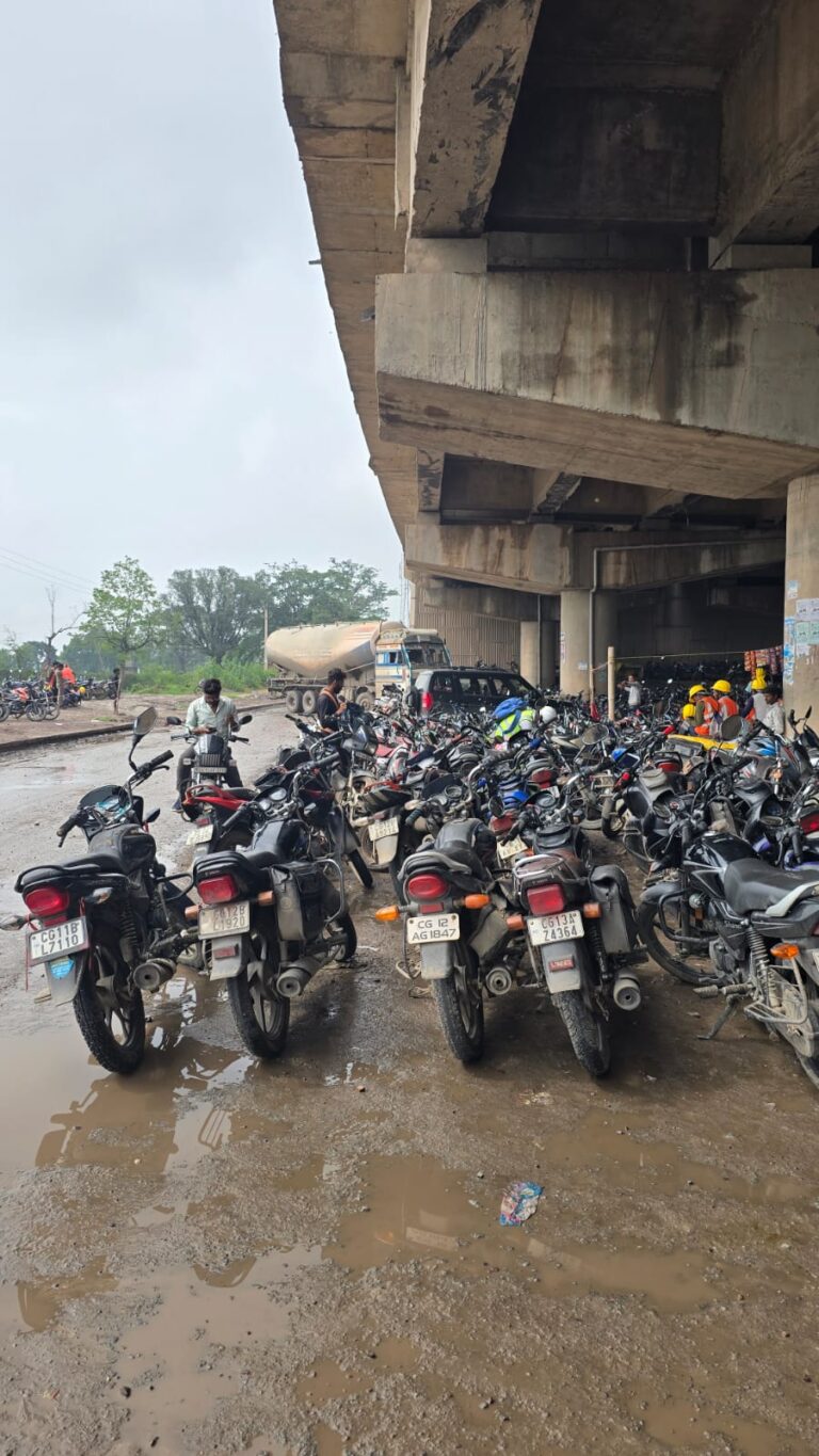 Korba Latest News: अडानी पावर प्लांट की लापरवाही बन सड़क में रही हादसे का कारण, हाईवे पर रोजाना लगता है लंबा जाम, पुलिस के निर्देशों की अनदेखी