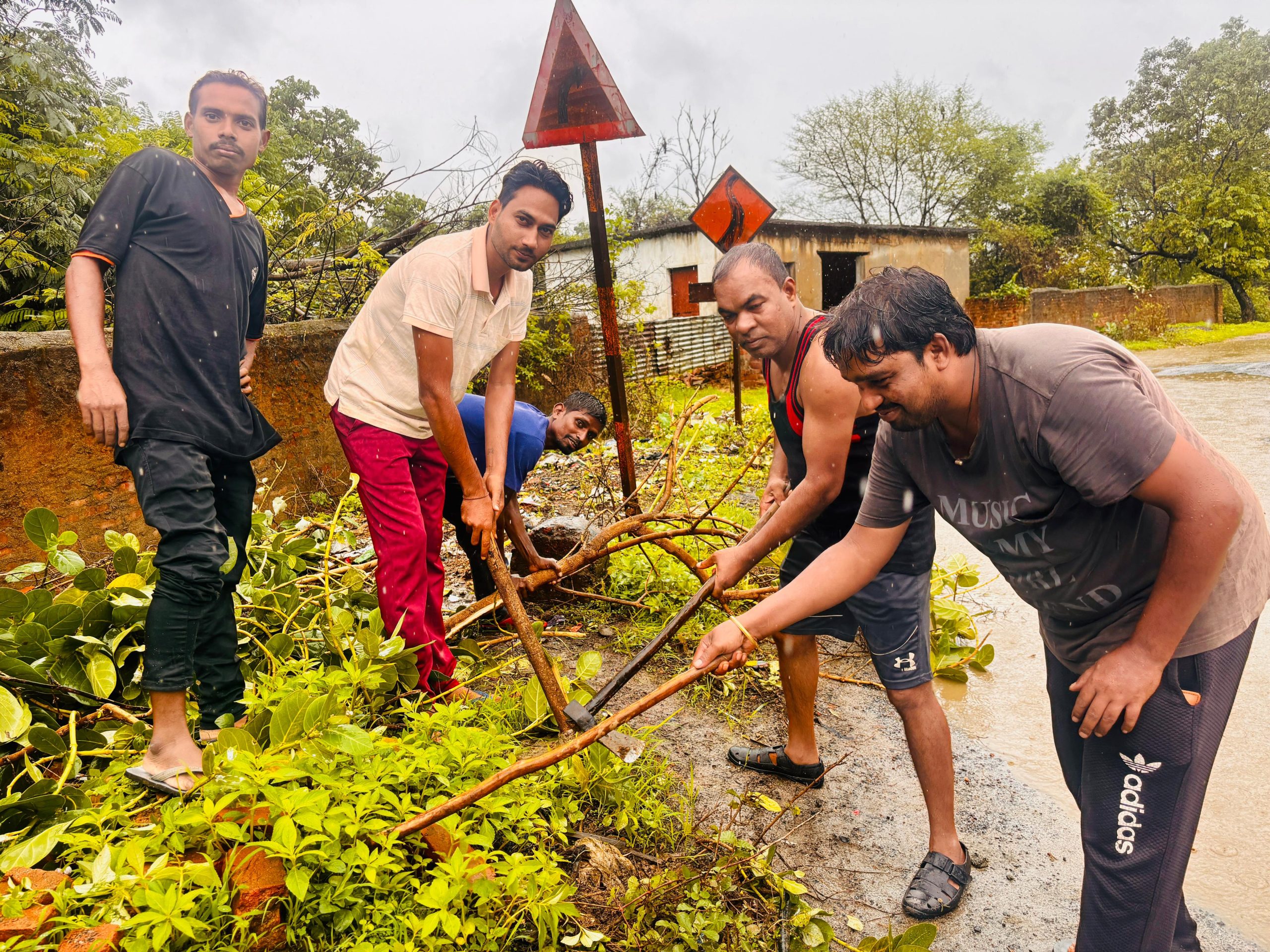 आदर्श ग्राम पंचायत छिंदपुर में सड़क का किया गया साफ़ सफाईरास्ते के राहगीरो को आवागमन में परेशानी को देखते