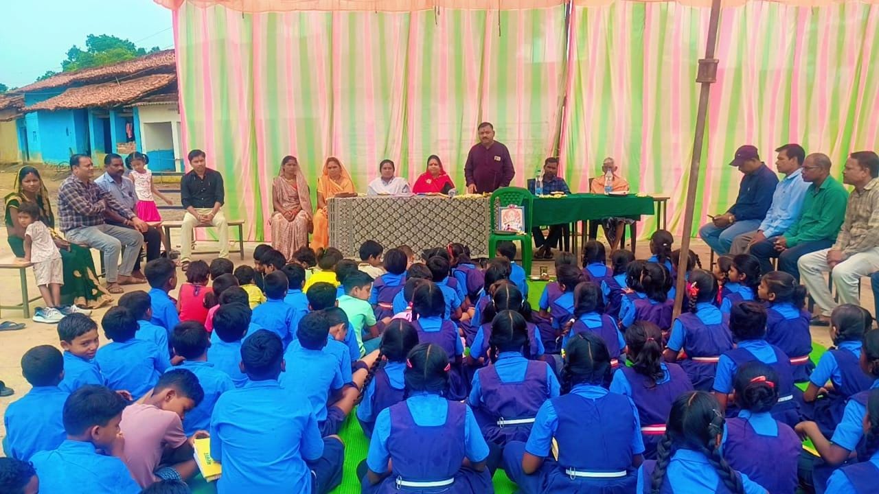 सराईपाली में संकुल स्तरीय शाला प्रवेश उत्सव में सम्मिलित में हुए जनपद सदस्य अंजली कौशल श्रीवास