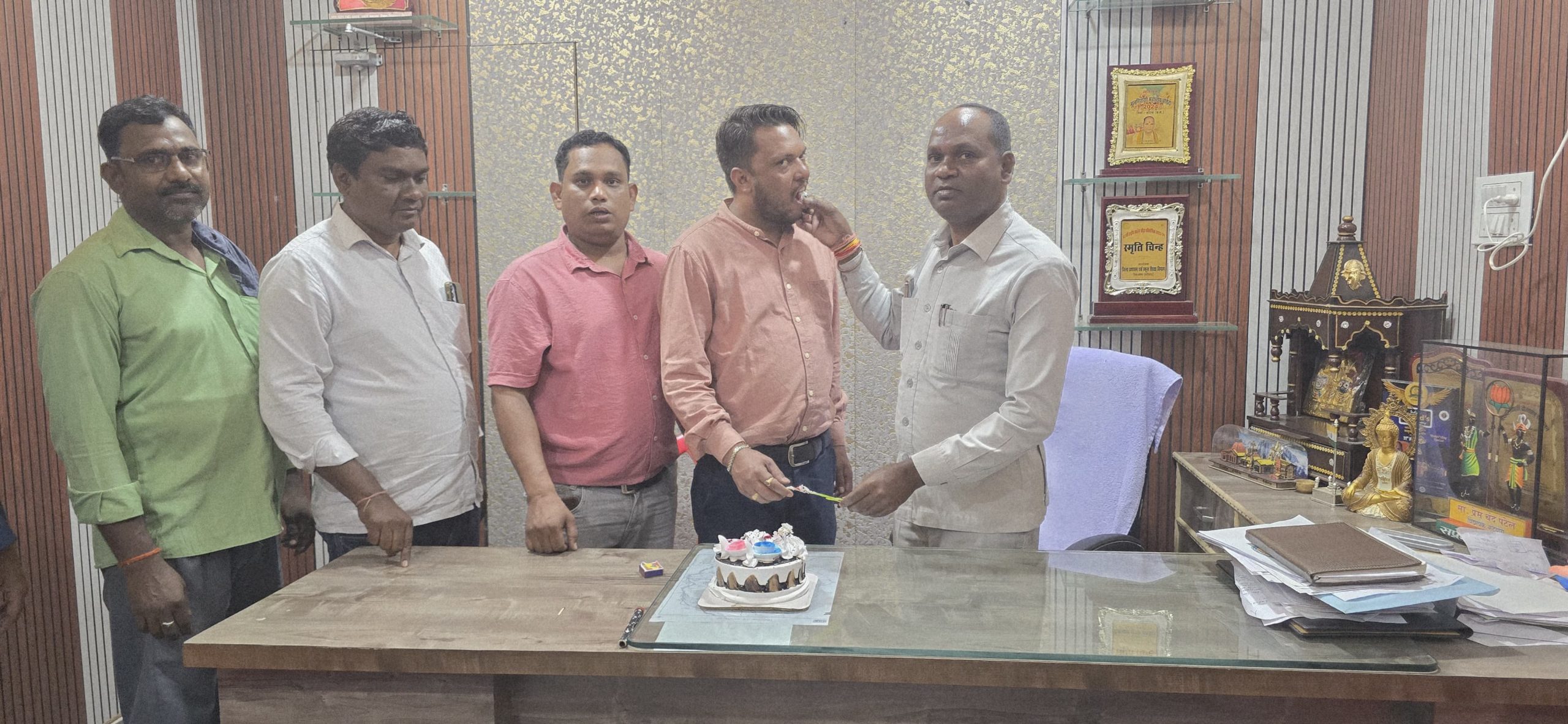 युवा भाजपा नेता श्रवण यादव का जन्मदिन कटघोरा विधायक कार्यालय में विधायक प्रेमचंद पटेल ने केक काटकर अपने कार्यकर्ता का जन्मदिन धूमधाम से मनाया गया