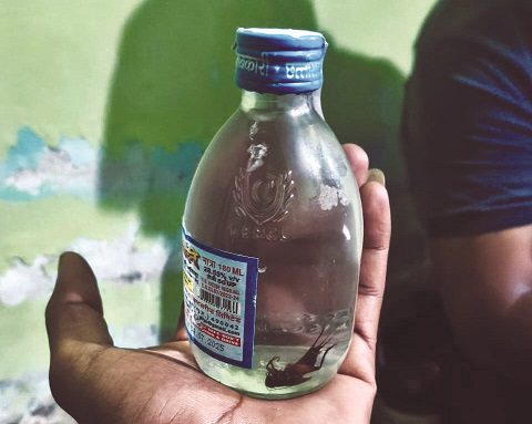 कोरबा से खबर — “दारू में निकला कीड़ा, शौकीनों की उड़ी नींद!”