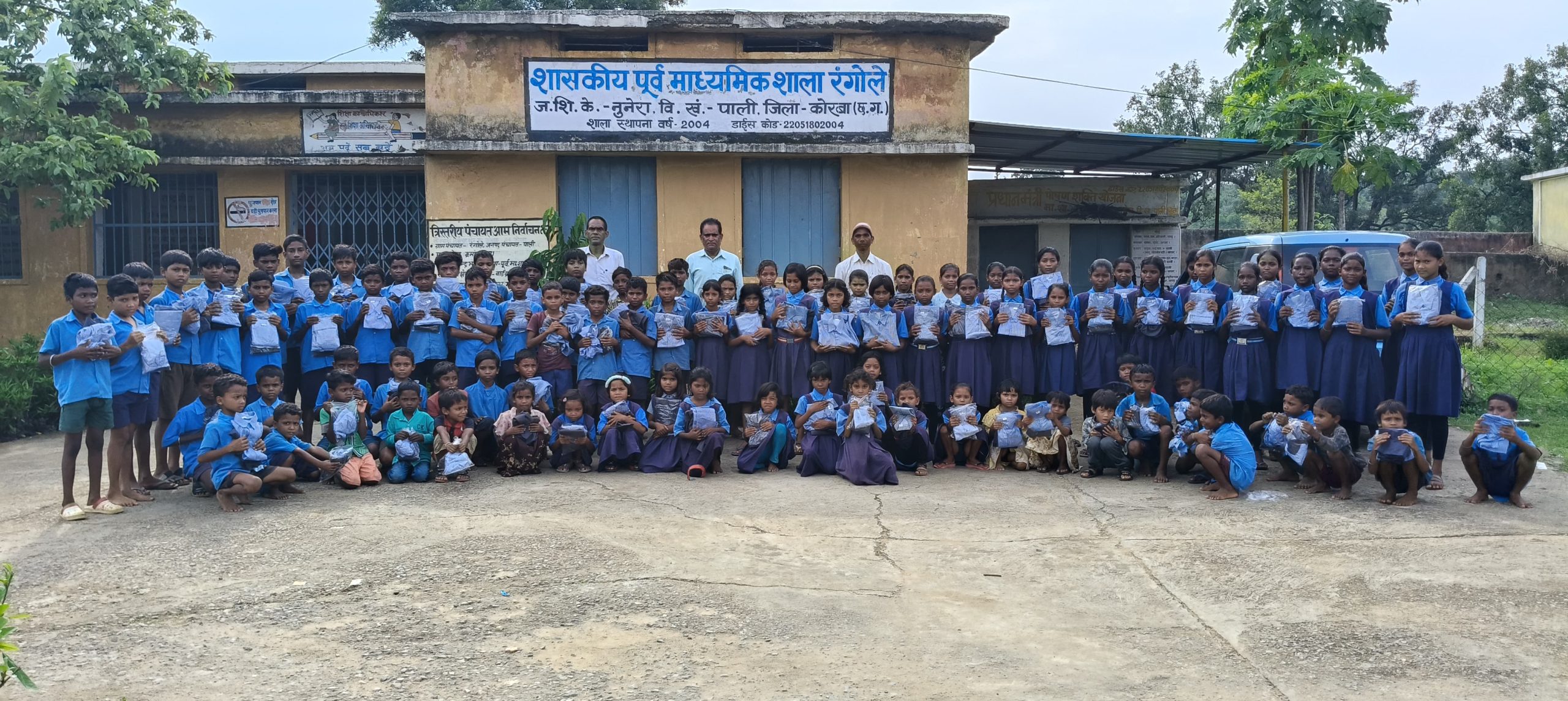पूर्व माध्यमिक शाला रंगोले में निःशुल्क गणवेश वितरण कार्यक्रम  संकुल नुनेरा अंतर्गत पूर्व माध्यमिक शाला रंगोले में