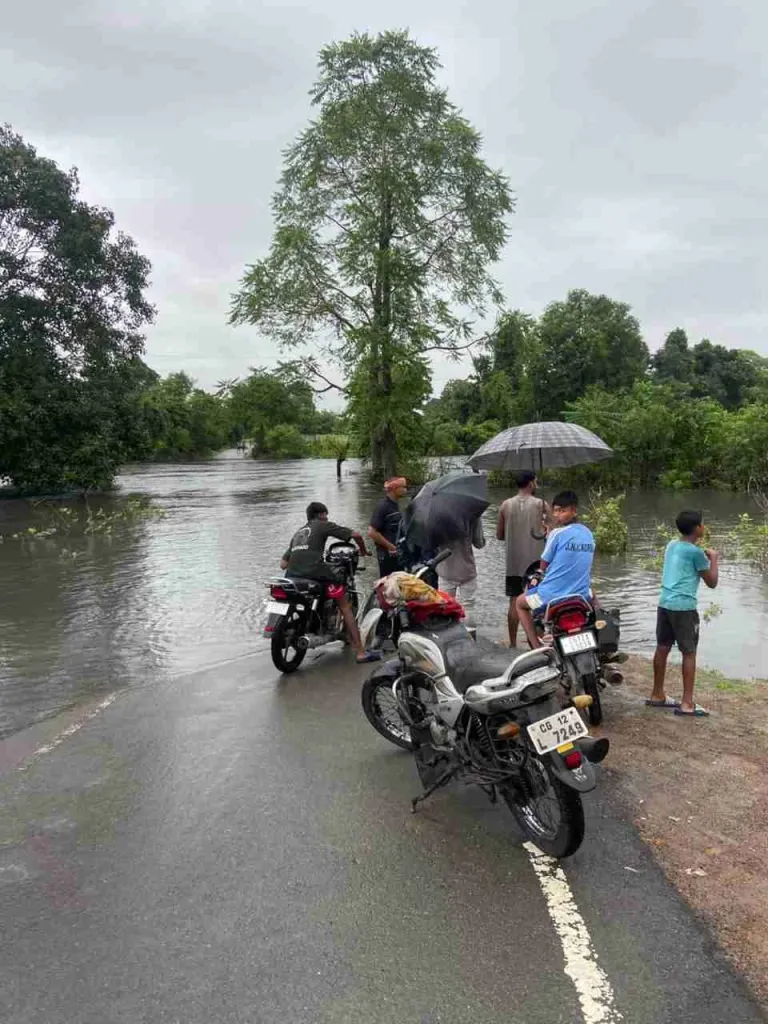 लीलागर नदी उफान पर, पुल के ऊपर से बहा पानी, मार्ग पर आवागमन ठप, राहगीरों को घूमकर पड़ रहा जाना
