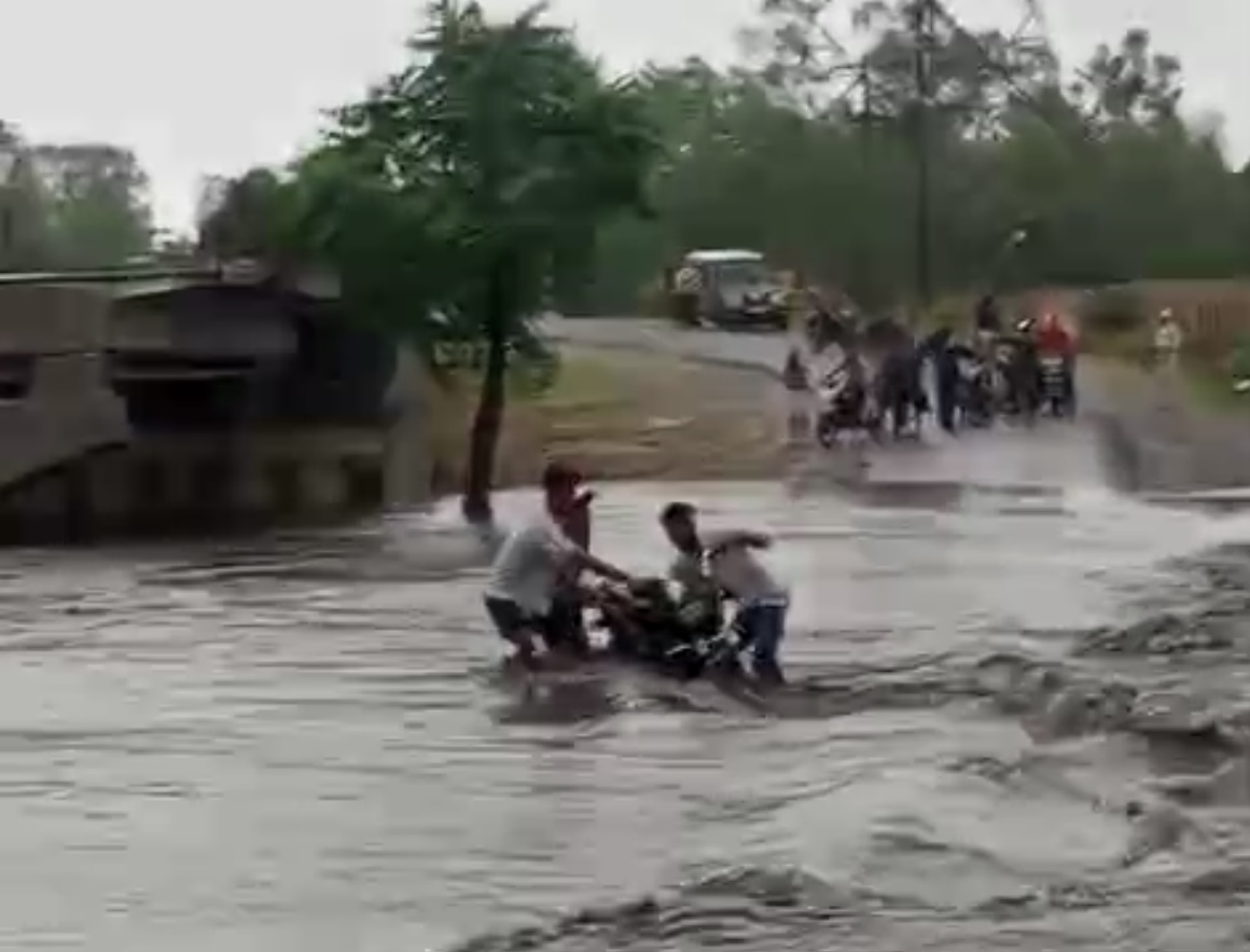कोरबा: झमाझम बारिश से नदी- नाले उफान पर, पानी के तेज बहाव में बही बाइक; युवक किसी तरह जान बचाकर बाहर निकला